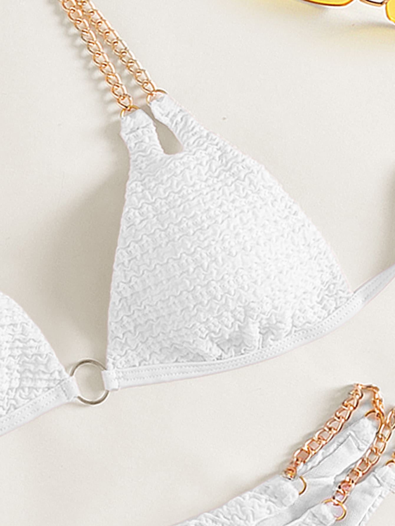 Biquíni Triângulo Texturizado Com Correntes Laterais