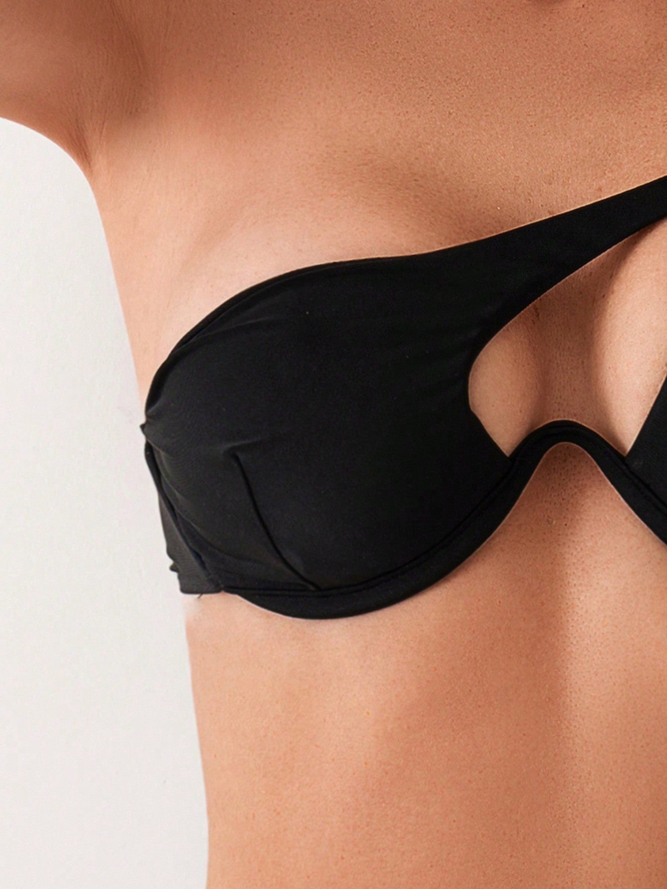 Biquíni Assimétrico Com Recorte E Argolas Metálicas