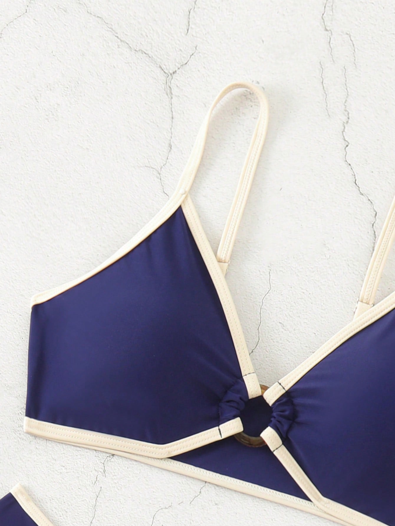 Biquíni Triângulo Com Argola Central Estilo Minimalista