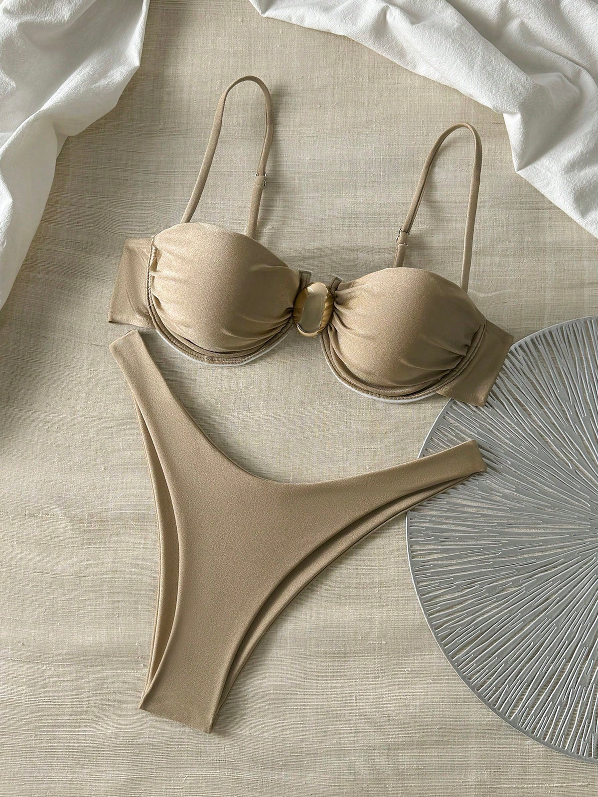 Biquíni Meia Taça Com Aviamento Central Estilo Clássico