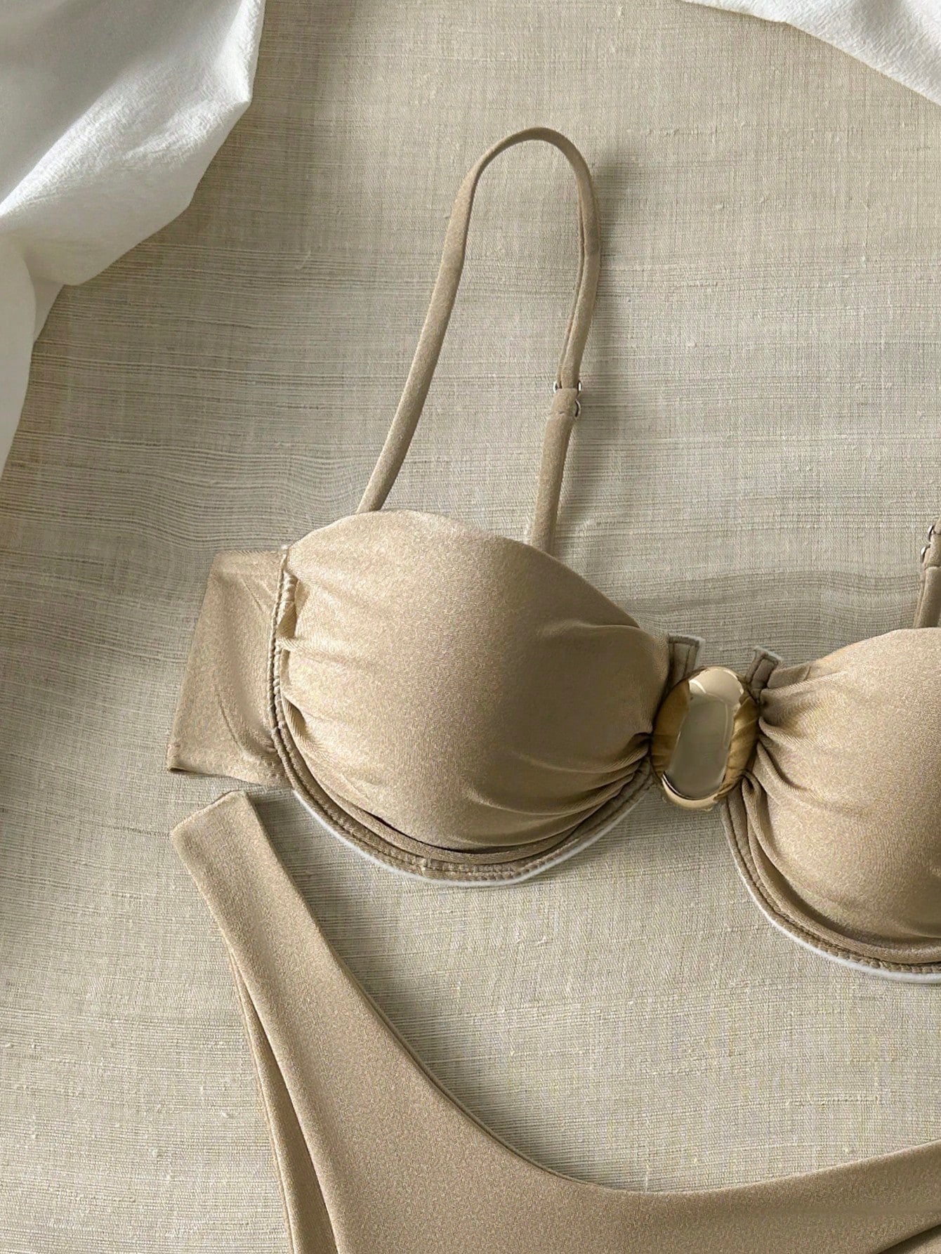 Biquíni Meia Taça Com Aviamento Central Estilo Clássico