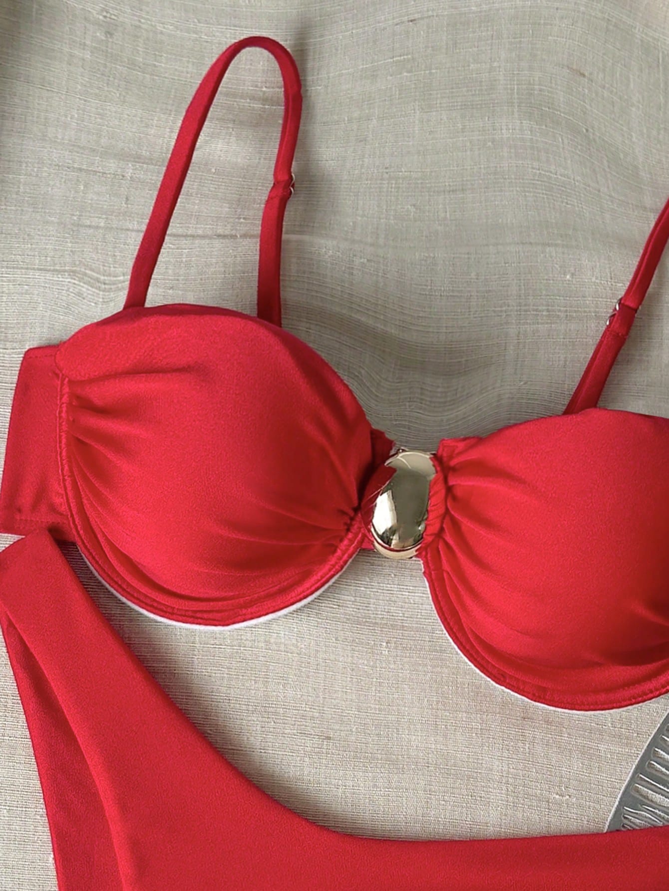 Biquíni Meia Taça Com Aviamento Central Estilo Clássico