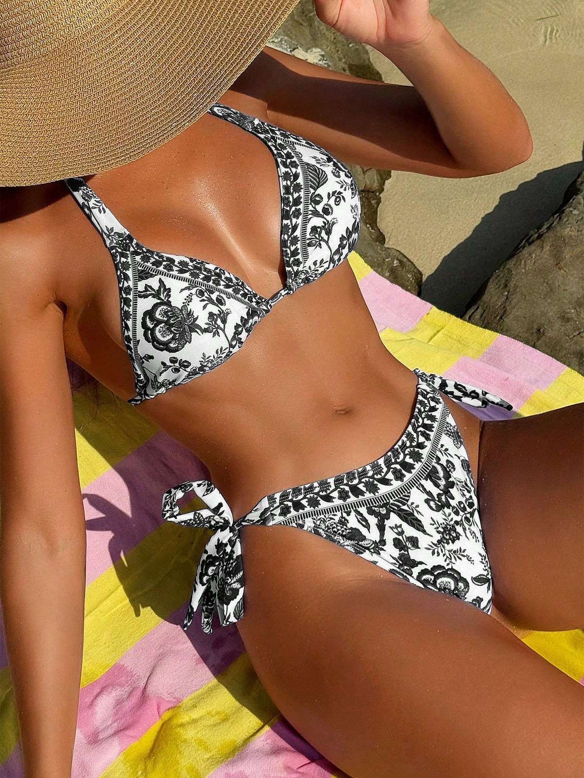 Biquíni Meia Taça Estampa Floral Com Amarração Lateral