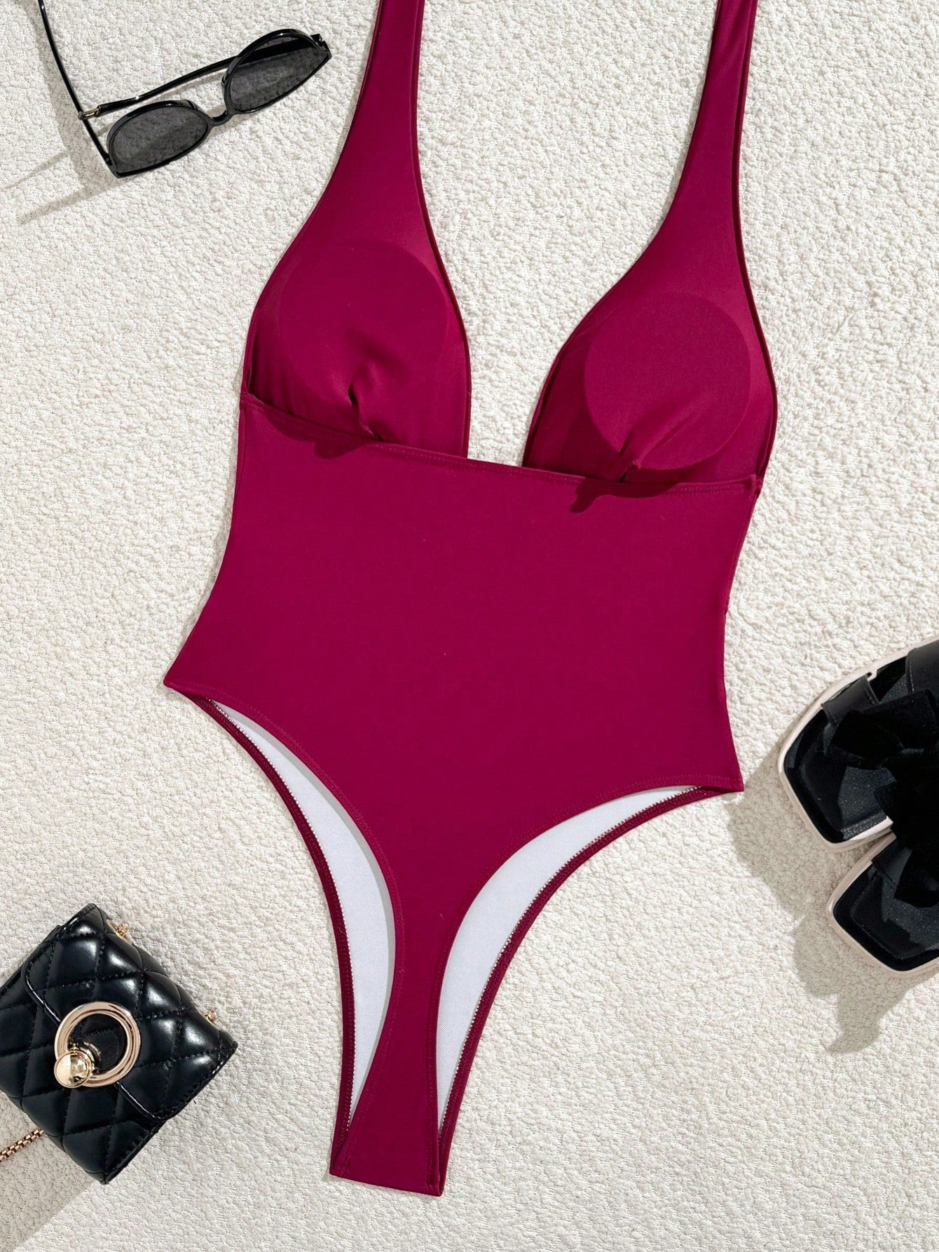 Maiô Decote Profundo Com Detalhes Metálicos Elegante